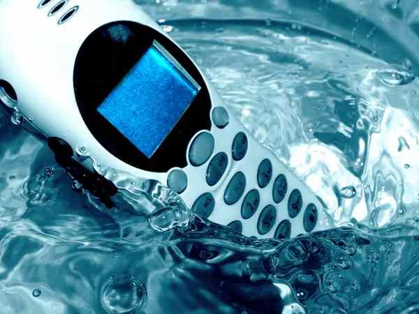 Mobile-phone-in-water