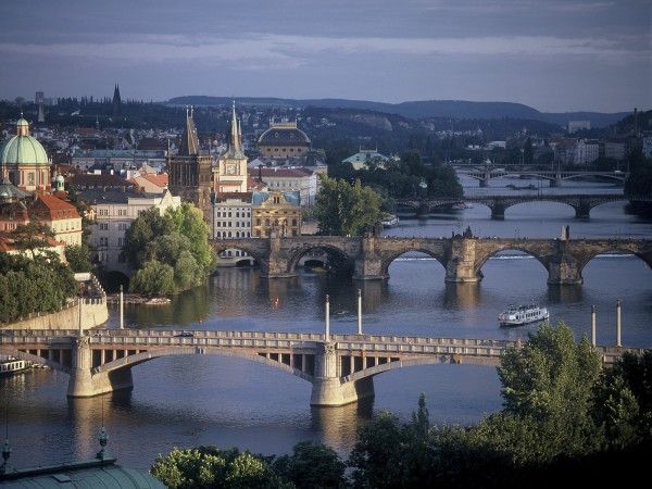 Prague_Bridges_Spanning_the_River_Vltava_Czech_Republic-600x450