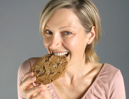 woman-eating-cookie