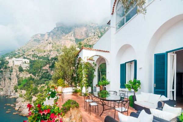 This villa is situated in Praiano, a small Italian town in the province of Salerno (Campania)