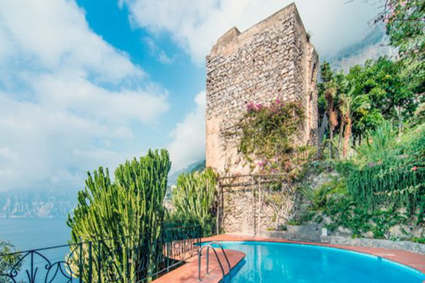 This villa is situated in Praiano, a small Italian town in the province of Salerno (Campania)