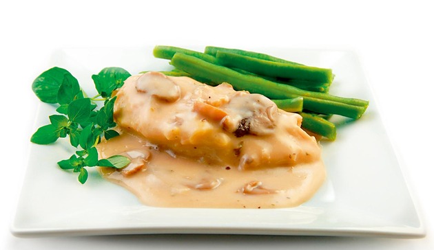 21532_+curetina-u-kiselom-sosu-stock-photo-chicken-breast-in-a-cream-mushroom-sauce-with-steamed-vegetables-on-a-white-background-shutterstock_31291285_630x0