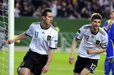 Germany's striker Miroslav Klose (L) cel