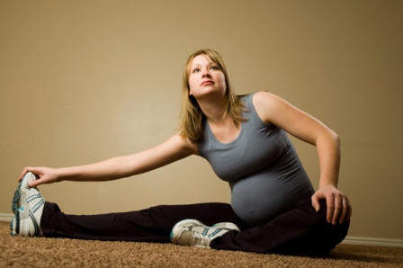 pregnant-woman-stretching