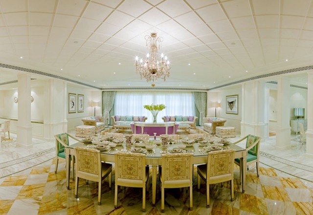 Palazzo-Versace-Dubai-big table
