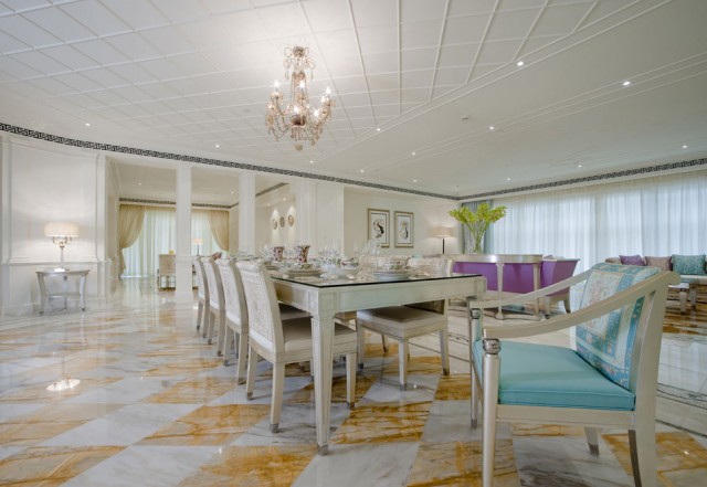 Palazzo-Versace-Dubai-table from side