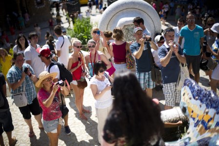 Tourists Flock Barcelona Spain Inches Towards 31qfoVlR2Kxl