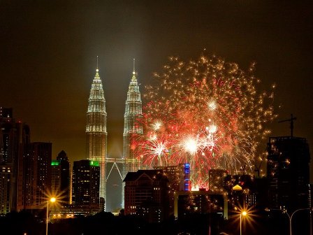 item0.rendition.slideshowWideHorizontal.kuala-lumpur-malaysia-new-years-fireworks-dashuki-mohd-getty