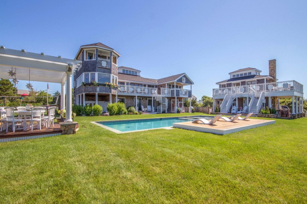Resort-Style Edgartown Compound On Sale For $4,97 Million