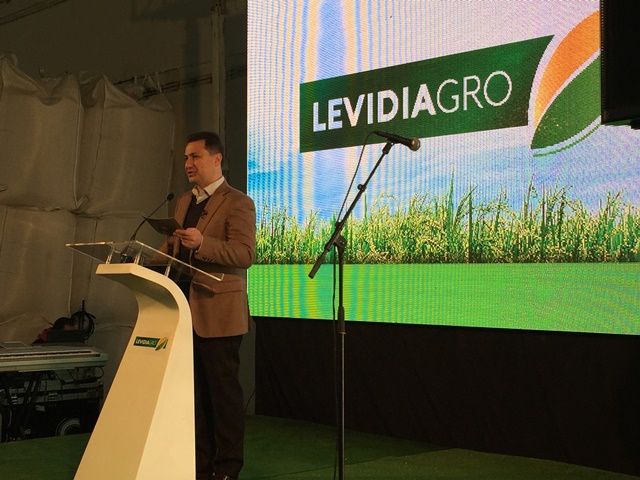 Premierot Gruevski na otvoranje na fabrikata vo Kocani