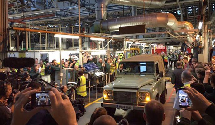 The last Land Rover Defender coming off the production line at Solihull (@jlrpr/Twitter/PA)