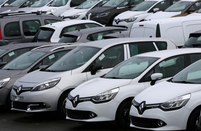 Rows of Renault cars are parked outside their Flins automobile plant in Aubergenville, France, January 17, 2016, on the eve of their announcement of 2015 worldwide sales and an important meeting with government representatives to discuss Diesel emissions.   REUTERS/Jacky Naegelen