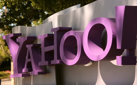 The Yahoo logo is shown at the company's headquarters in Sunnyvale, California April 16, 2013. The company will release its quarterly results on Tuesday. REUTERS/Robert Galbraith  (UNITED STATES - Tags: BUSINESS)