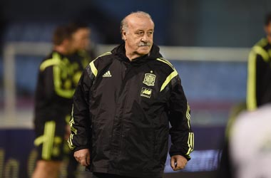 VIGO, SPAIN - NOVEMBER 17:  Head coach Vicente del Bosque of Spain looks on during a training session ahead of their International Friendly with Germany at Estadio Balaidos on November 17, 2014 in Vigo, Spain.  (Photo by Matthias Hangst/Bongarts/Getty Images)