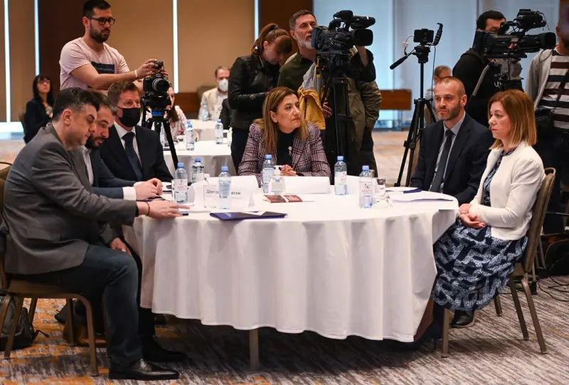 Неопходен е ефикасен социјален дијалог за унапредување на безбедноста и здравјето при работа 4 skup.jpg