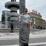 Толку ли бргу нè заборавивте нас од Кочани?, момче залепено со селотејп на бандера го изрази својот револт